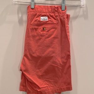 Great condition! Vineyard Vines mens cotton salmon colored shorts